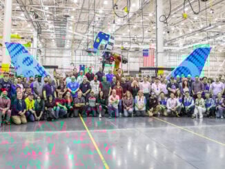 Equipo de Boeing en la planta de Everett celebrando el inicio de producción del primer 777-8 Freighter