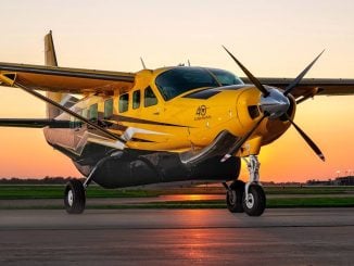 Cessna Grand Caravan EX con esquema especial por su 40 aniversario, estacionado al atardecer