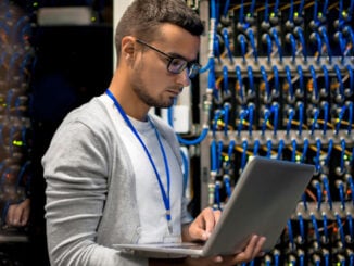 Técnico revisando equipos electrónicos en centro de datos, simbolizando la reutilización tecnológica y la economía circular impulsada por ENAIRE