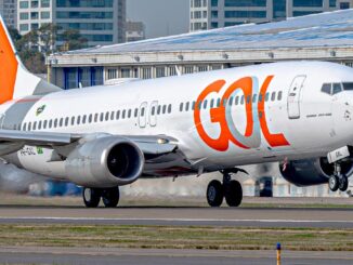 Avión Boeing 737-800 de GOL aterrizando en Aeroparque para los vuelos a Punta del Este durante el verano 2025