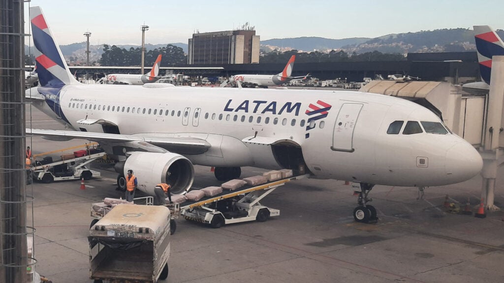 Avión Airbus A320 de LATAM en aeropuerto de Brasil
