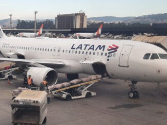Avión Airbus A320 de LATAM en aeropuerto de Brasil