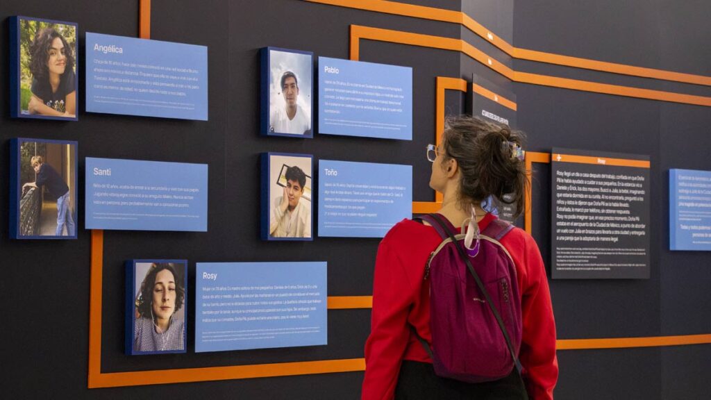 Visitante observa los testimonios de víctimas en la exposición Destino: Libertad contra la trata de personas en México.