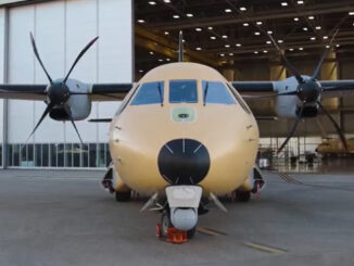 Primer Airbus C295 MSA para España frente al hangar de montaje final en Sevilla