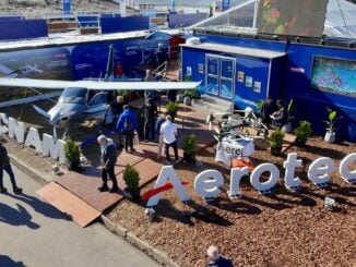Avión Tecnam P2010 exhibido por Aerotec en La Rural 2025, junto a su stand y visitantes