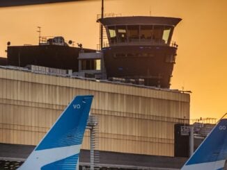 Torre de control y aviones en Aeroparque al atardecer, tras el acuerdo entre EANA y ATEPSA