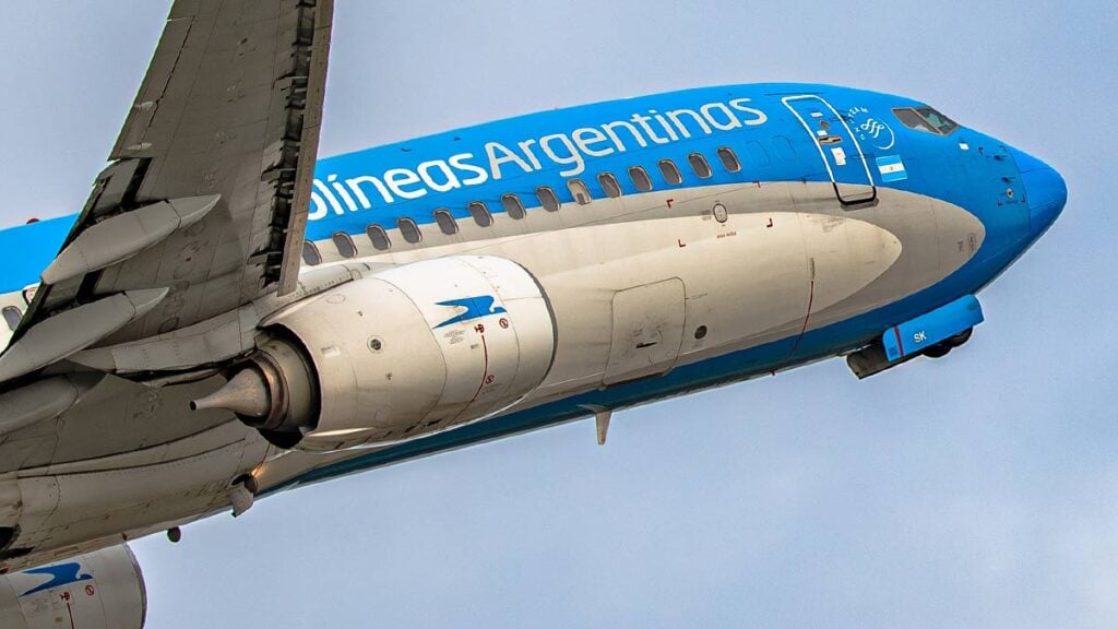 Boeing 737-800 (LV-FSK) de Aerolíneas Argentinas en vuelo tras anunciar resultados financieros positivos en 2024