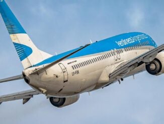 Avión Boeing 737-800 (LV-FSK) de Aerolíneas Argentinas despegando durante la temporada invernal