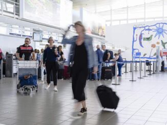 Pasajeros en la terminal del Aeropuerto Internacional de Punta del Este durante la temporada invernal 2025