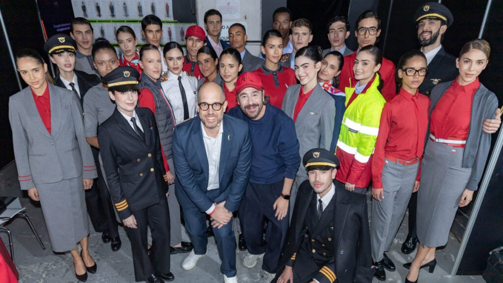 Colaboradores de Avianca presentan los nuevos uniformes 2025 diseñados por Juanjo Oliva y Robert Duke
