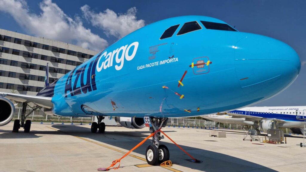 Avión carguero de Azul Cargo en plataforma durante su expansión internacional