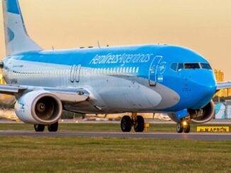 Avión Boeing 737-800 (LV-FUA) de Aerolíneas Argentinas en rodaje, tras el levantamiento de la sanción de la ANAC Brasil.