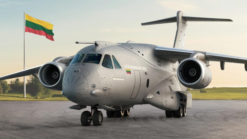 Avión Embraer C-390 Millennium de la Fuerza Aérea de Lituania con bandera nacional al fondo