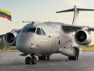 Avión Embraer C-390 Millennium de la Fuerza Aérea de Lituania con bandera nacional al fondo