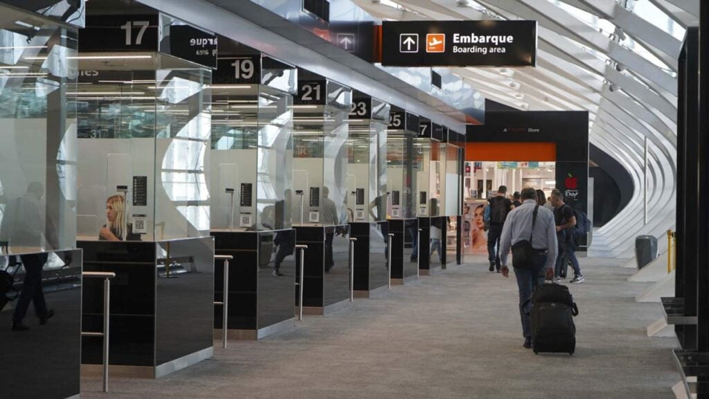 Control migratorio en el Aeropuerto de Ezeiza con nuevas tecnologías de Migraciones Express para agilizar arribos internacionales.