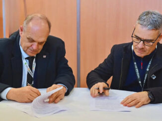 Diego Martínez, presidente de FeArCA, y Nicolás Bronzovich, presidente del INTA, firman un nuevo convenio de cooperación técnica para potenciar la aviación agrícola en Argentina.