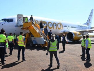 Boeing 737-800 de Flybondi en el Aeropuerto de Encarnación durante el vuelo inaugural desde Buenos Aires