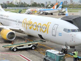 Boeing 737-800 de Flybondi en el aeropuerto de Buenos Aires (Aeroparque) antes de su vuelo a Encarnación, Paraguay