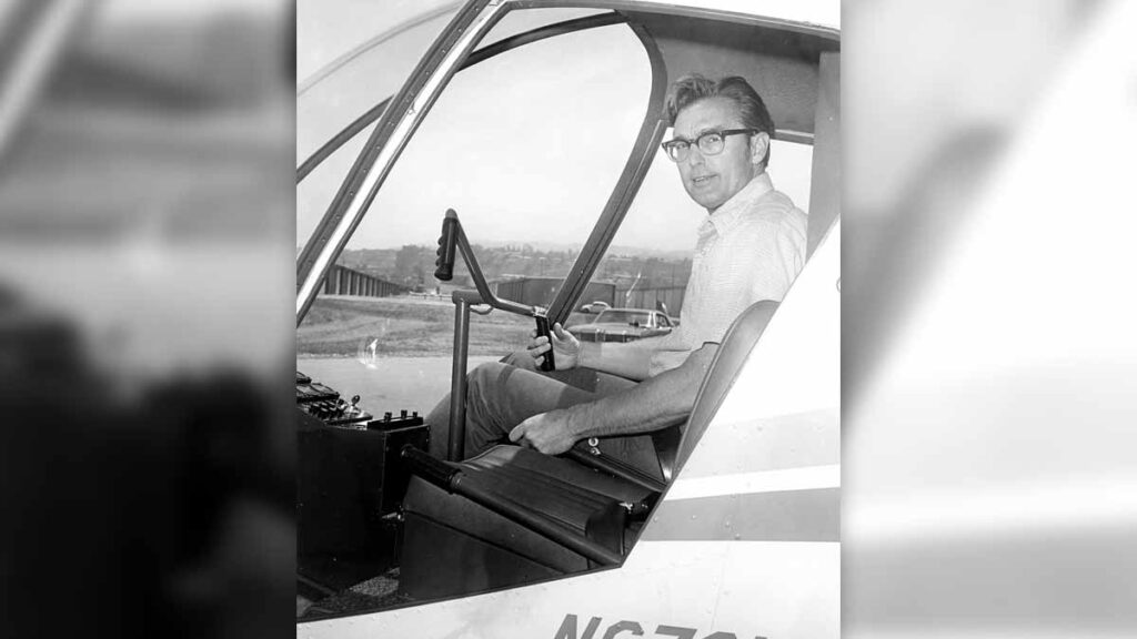 Frank Robinson en la cabina del R22 durante los primeros años de desarrollo
