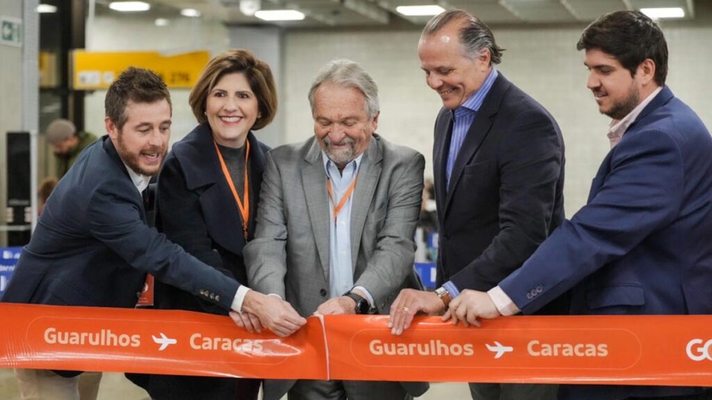 Corte de cinta inaugural del vuelo directo São Paulo-Guarulhos – Caracas de GOL Linhas Aéreas, con Danillo Barbizan, Ana Paula Cuencas, Alberto Fajerman, Cláudio Ferreira y Bruno Balan en el Aeropuerto Internacional de Guarulhos.