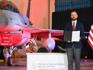 Ministro de Defensa de Polonia junto a un F-16 durante la firma del acuerdo para modernizar la flota al estándar F-16 Viper con Lockheed Martin.