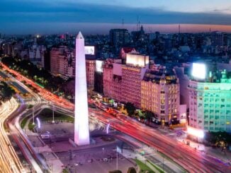 Obelisco de Buenos Aires iluminado al anochecer, imagen representativa de las tarifas promocionales para viajar a Argentina