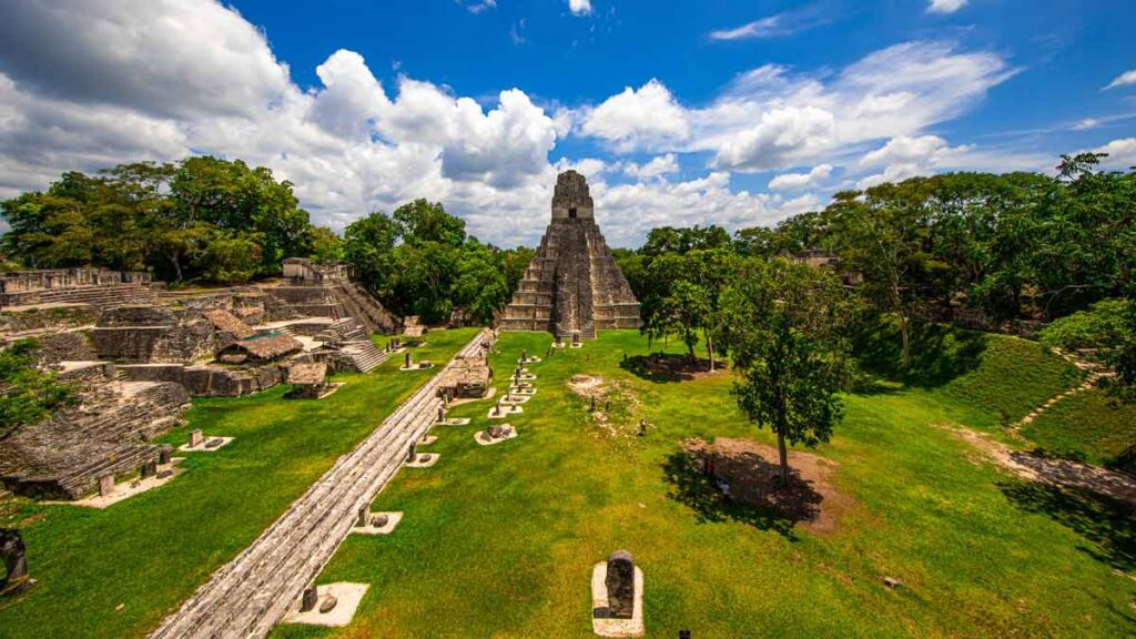 Ruinas mayas en el Parque Nacional Tikal, uno de los principales atractivos turísticos de Guatemala