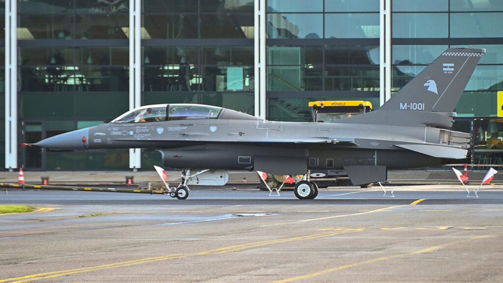 F-16 M-1001 de la Fuerza Aérea Argentina durante su preparación final en Dinamarca