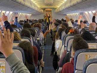 Cabina llena de pasajeros en un vuelo de Flybondi durante la temporada de verano