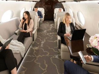 Ejecutivos conectados en la cabina de un Gulfstream G650ER, trabajando con móviles, tabletas y notebooks gracias al internet satelital a bordo de Starlink