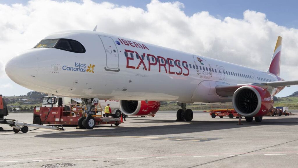 Avión Airbus A321neo de Iberia Express en Canarias tras el refuerzo de vuelos y capacidad hacia Madrid