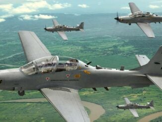 A-29 Super Tucano del SENAN de Panamá en formación de vuelo, adquirido a Embraer para vigilancia aérea