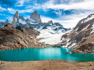 Vista panorámica de El Calafate en la Patagonia argentina, con glaciares y montañas nevadas, destino de la nueva ruta de SKY Airline desde Santiago de Chile.