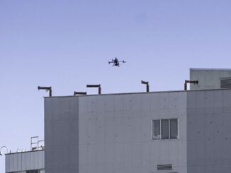 Dron en vuelo sobre un hospital de Madrid en la demostración con tecnología U-Space