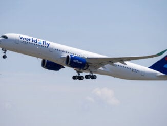 Avión Airbus A350 de World2Fly despegando, aerolínea española que conectará Rosario y Madrid con vuelos directos