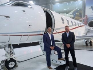 Ejecutivos de AB Jets junto al nuevo Bombardier Challenger 3500 durante la entrega del primer jet de este modelo a su flota de vuelos chárter.