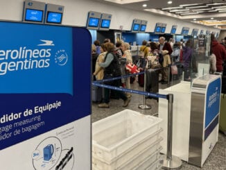 Pasajeros realizan el check-in en mostradores de Aerolíneas Argentinas durante demoras por una medida gremial de APLA