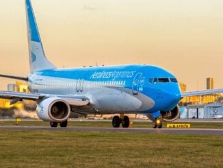 Boeing 737-800 de Aerolíneas Argentinas en plataforma, suspendido temporalmente por revisión de motores CFM56