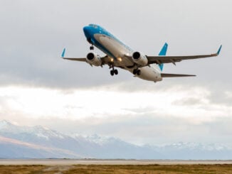 Avión de Aerolíneas Argentinas despegando hacia Bariloche y Ushuaia en la temporada de invierno 2026