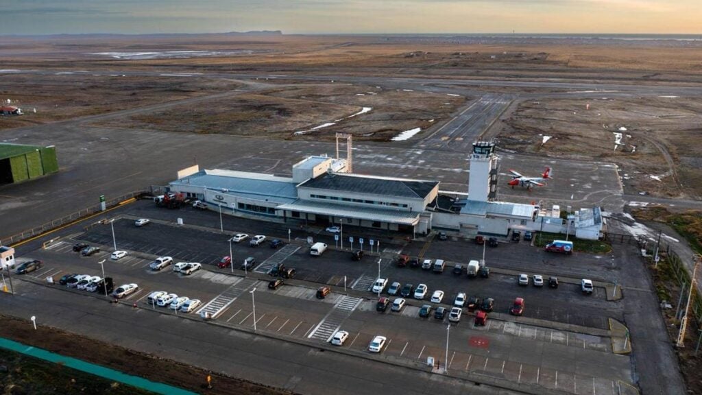 Vista aérea del Aeropuerto Internacional de Río Grande, que cerrará temporalmente en 2026 por obras de modernización en pista y plataforma.