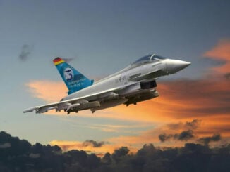 Eurofighter Typhoon de la Fuerza Aérea Alemana en vuelo al atardecer