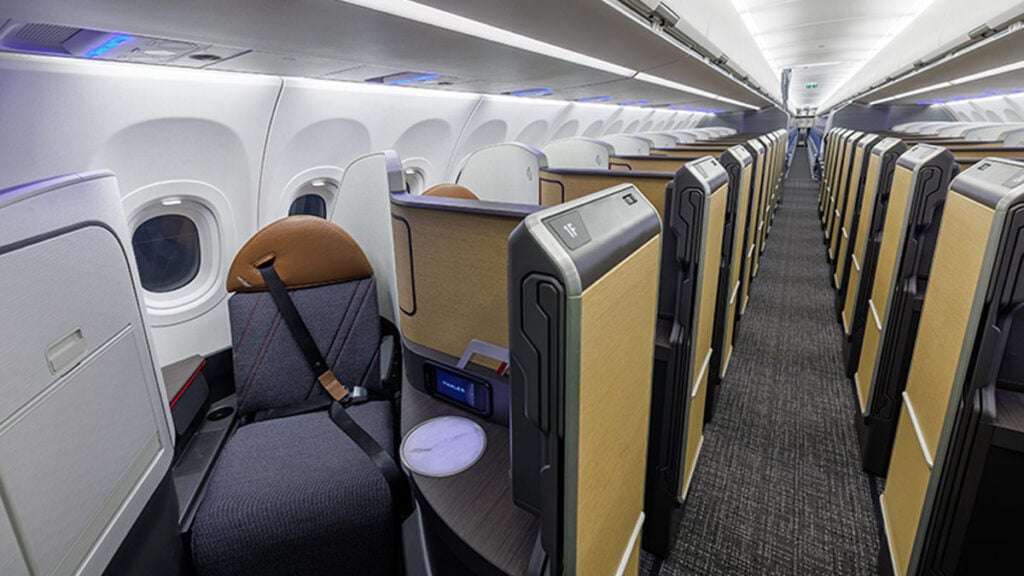 Interior de la nueva cabina Flagship Suite® del Airbus A321XLR de American Airlines, con asientos reclinables y puertas de privacidad.