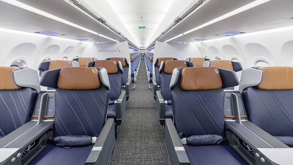 Cabina Premium Economy del Airbus A321XLR de American Airlines con asientos ergonómicos y nuevo diseño para rutas transcontinentales.