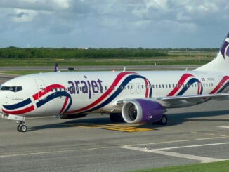 Avión Boeing 737-MAX8 de Arajet en plataforma para operar vuelos humanitarios desde Jamaica