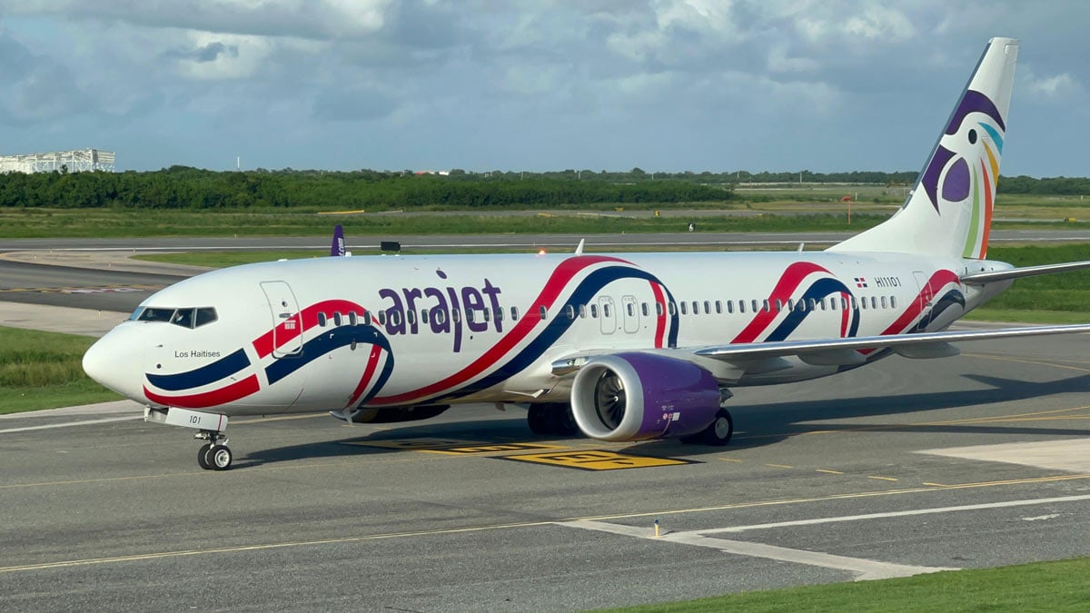 Avión Boeing 737-MAX8 de Arajet en plataforma para operar vuelos humanitarios desde Jamaica
