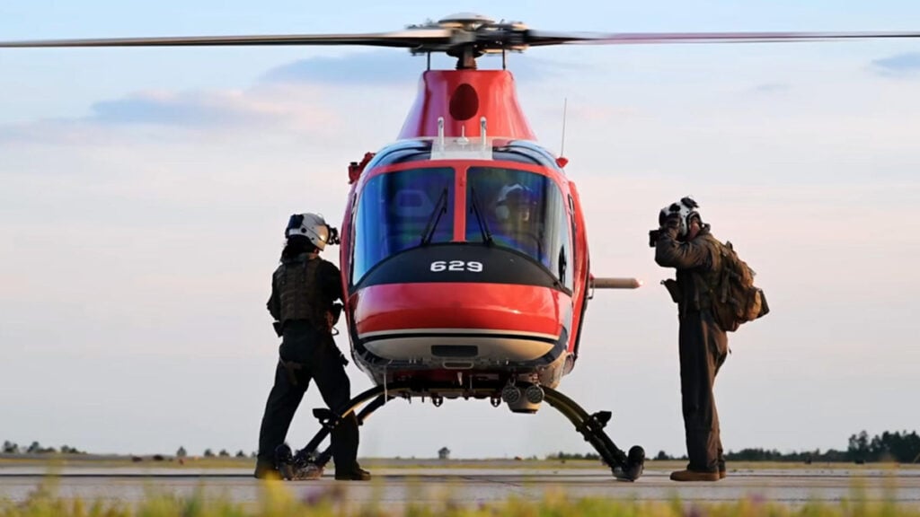 Pilotos del Ejército de EE. UU. junto a un helicóptero Leonardo AW119T durante tareas de entrenamiento militar.