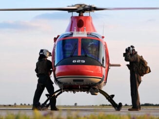 Pilotos del Ejército de EE. UU. junto a un helicóptero Leonardo AW119T durante tareas de entrenamiento militar.