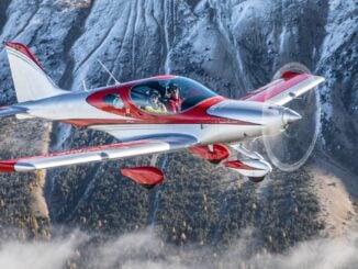 Bristell B23 certificado por la FAA en vuelo sobre montañas