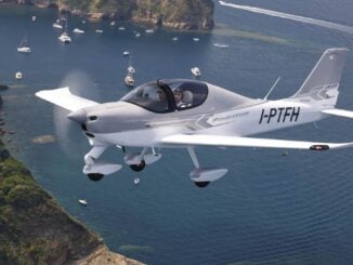 Avión Tecnam P-Mentor de EAS Barcelona durante un vuelo de entrenamiento ATPL integrado.