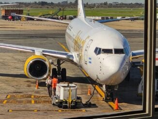 Avión Boeing 737 de Flybondi en plataforma antes de despegar hacia Brasil durante la temporada de verano 2025/26.